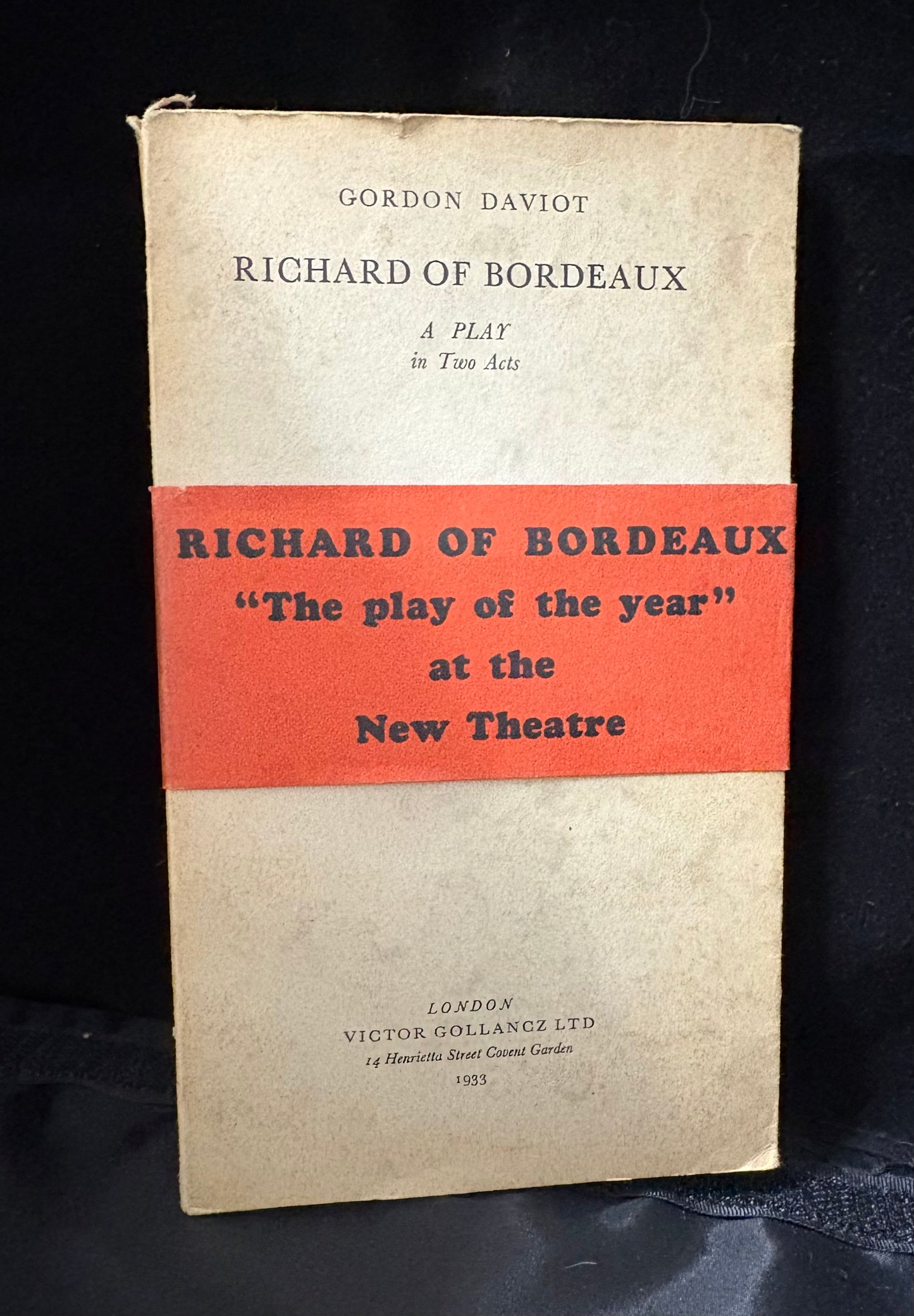 Daviot, Gordon. Pseud; Josephine Tey. Richard of Bordeaux.